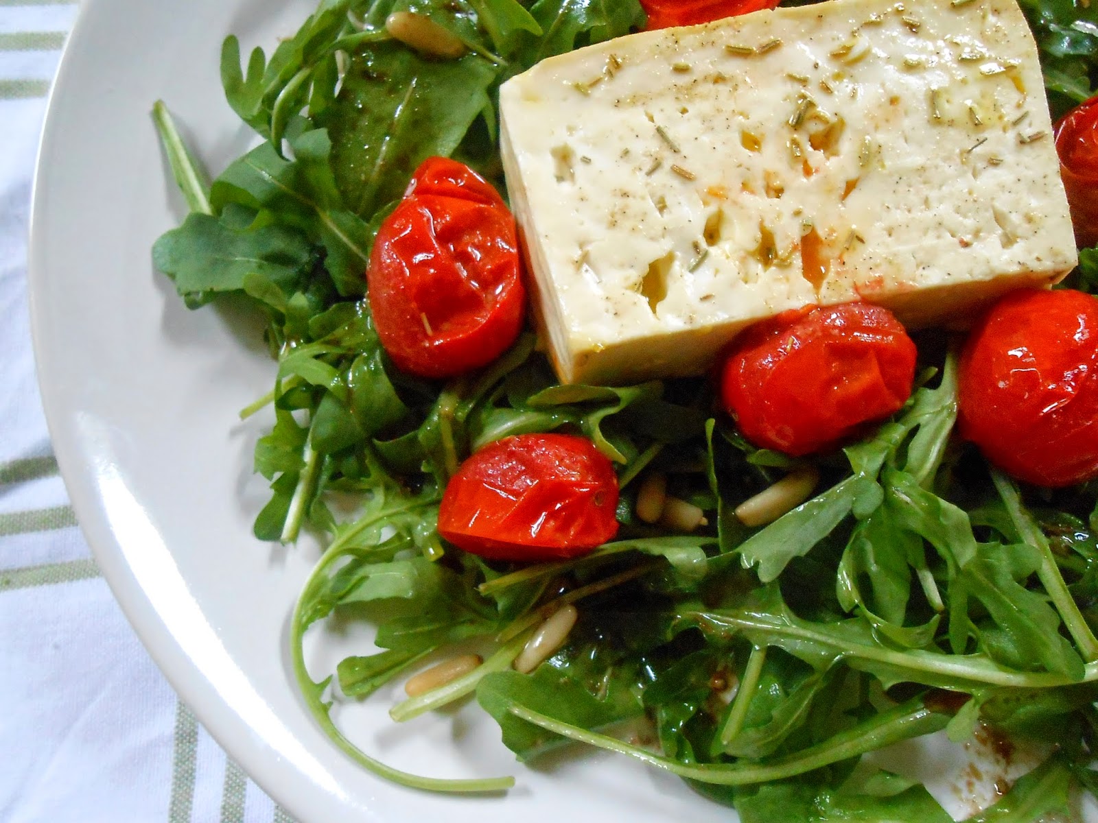 La vie gourmande: Gebackener Feta auf Rucolasalat