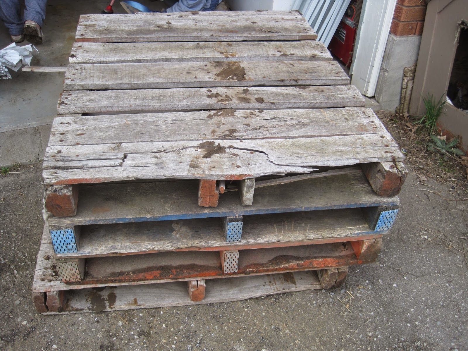 Stacked Design: Pallet Headboard