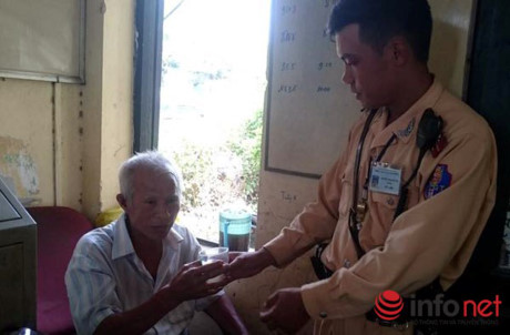 Cu ong dinh lao vao tau hoa duoc CSGT Thu do kip thoi giai cuu - Anh 2