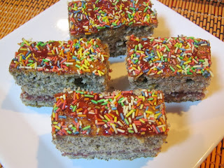 Prăjitură cu mac ,cartofi şi gem de căpşuni