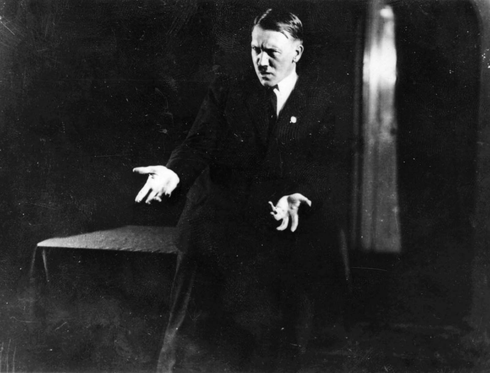 Hitler rehearsing his speech in front of the mirror, 1925 - Rare ...