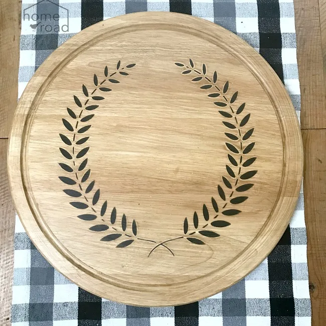 Wooden lazy Susan with wreath stencil