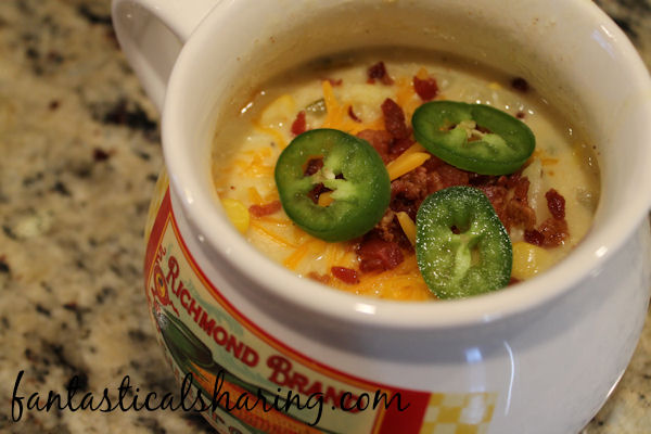 Jalapeno Popper Soup | This spicy comfort meal has peppers galore with corn, cauliflower, and tons of cheese! #soup #jalapenopopper #recipe #maindish #bacon