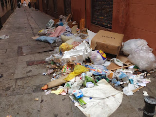 Foto de una calle de Madrid llena de basura