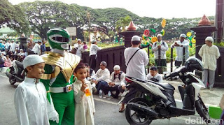 Ada Power Rangers di Antara Kerumunan Aksi Tuntuk Ahok di Malang