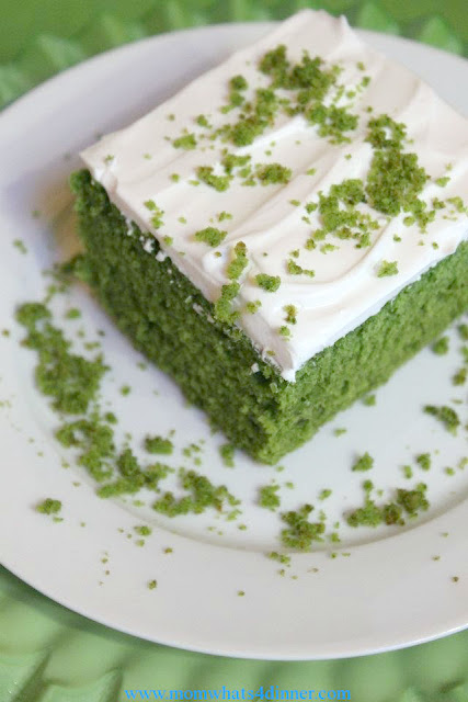 Celebrate St. Patrick's Day without fear with these dye-free and naturally green delicious cakes! Perfect desserts to welcome Spring, too! | manilaspoon.com