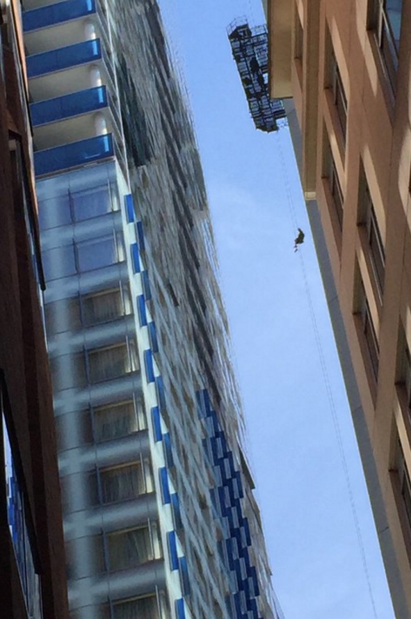 window washing seattle in seattle today window washer was seen repelling down after scaffold malfunction robinsonsolutions professional window cleaning looking up window washing seattle in seattle today window washer was seen repelling down after scaffold malfunction robinsonsolutions professional window cleaning looking up