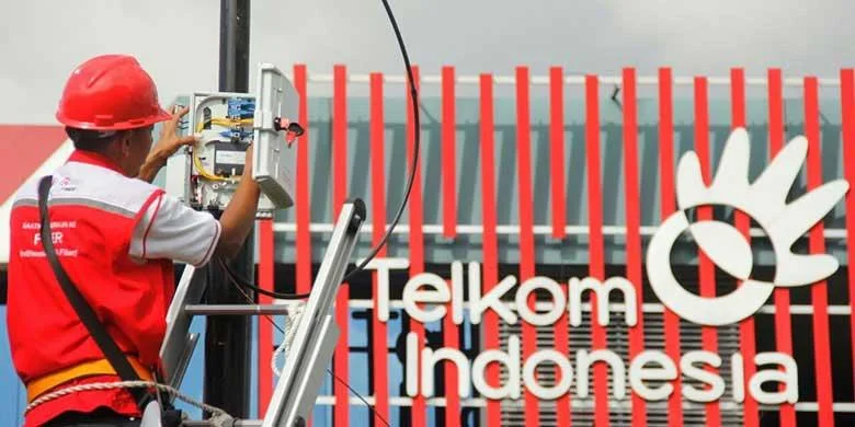 Ilustrasi seseorang sedang melakukan pendaftaran Indihome secara online melalui laptop.