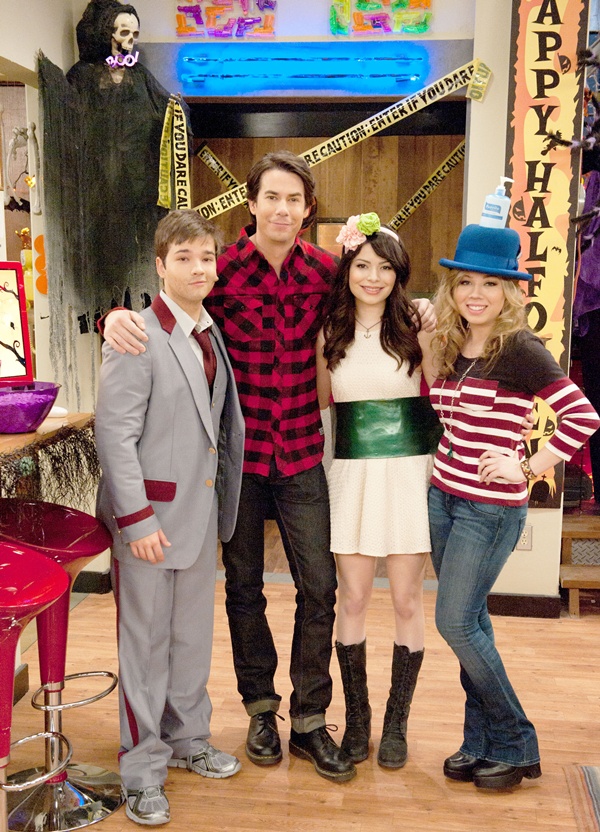 Freddie se viste como Lewbert en el episodio de iCarly "iHalfoween&quo...