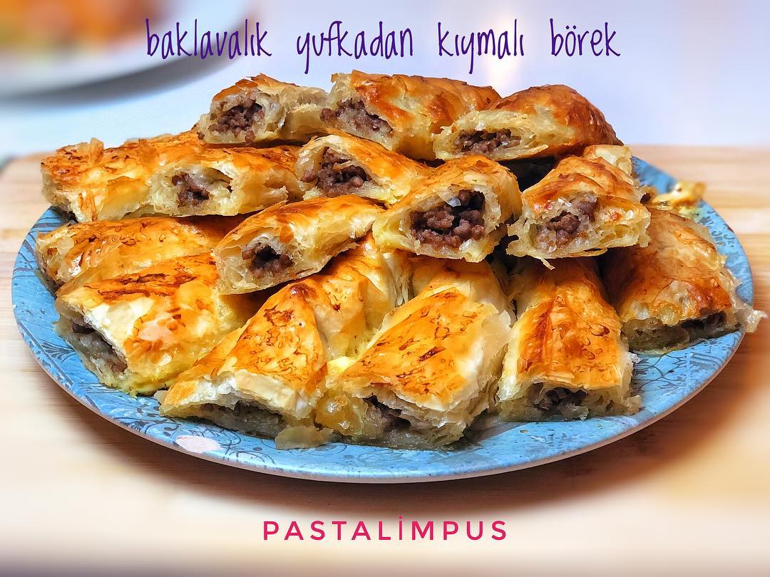 Baklava Yufkasından Kıymalı Börek Pratik Tarifim