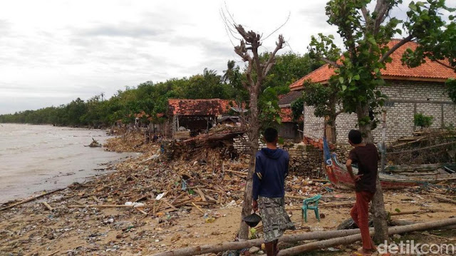 Lagi! Ombak Besar Terjang Pesisir Sumenep, Rumah Warga Porak Poranda