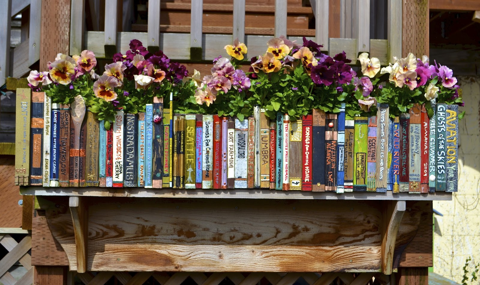 Год в цветах книга. Полка для книг. Полки с книгами в библиотеке. Букет цветов и книга. Декор для библиотеки.