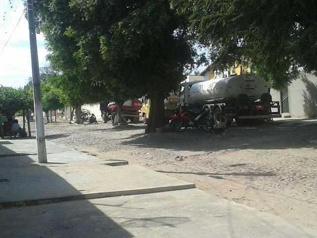 Moradores do Rosário temem falta de água; Carros pipas abastecem dez vezes por dia  