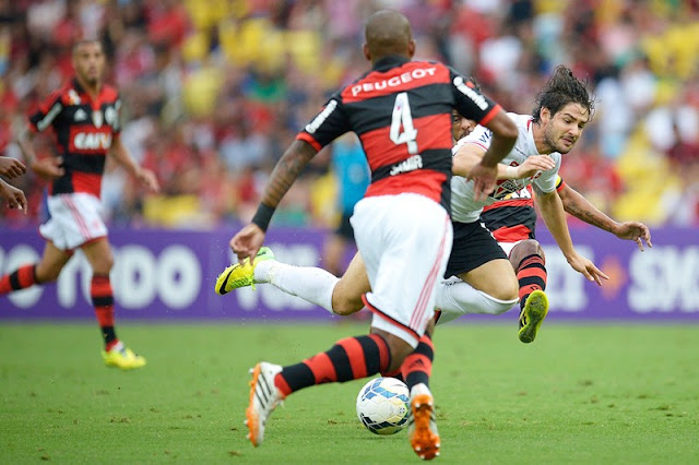 Por Pato, Flamengo oferece trio de jogadores ao Corinthians