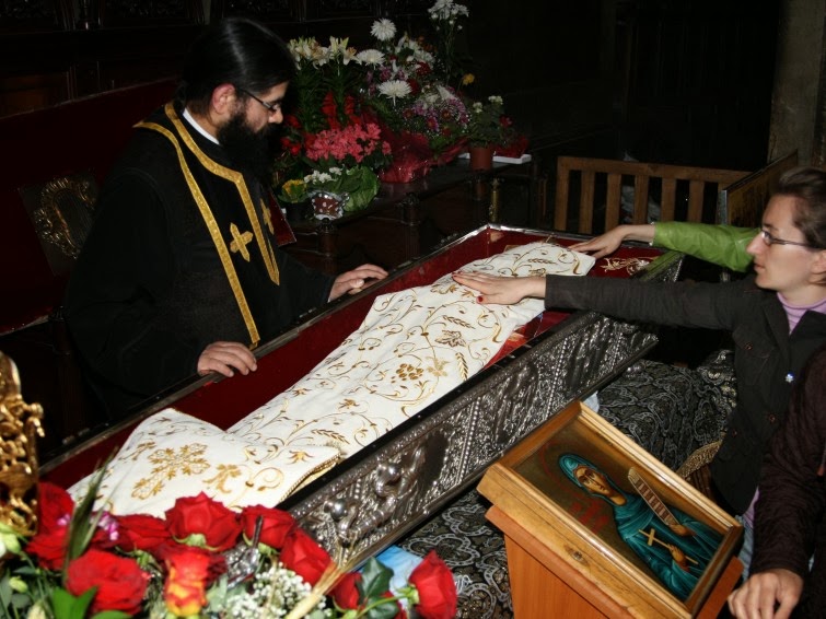 Μετάδοση αγιασμού δια της αφής του ιερού λειψάνου της Οσίας Παρασκευής της Νέας ή Επιβατινής. Καθεδρικός Ναός, Ιάσιο, Ρουμανία. http://leipsanothiki.blogspot.be/