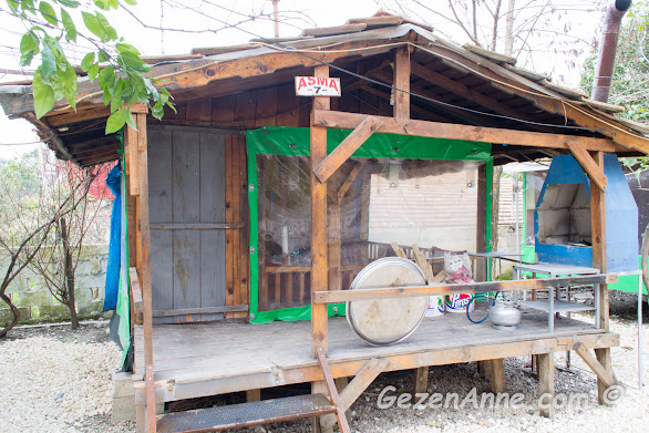 kahvaltı veya mangal yapılabilecek sobalı kulübelerden biri, Karaca kahvaltı evi Hatay