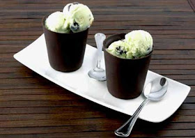 علب وأكواب من الشوكولاته تؤكل!