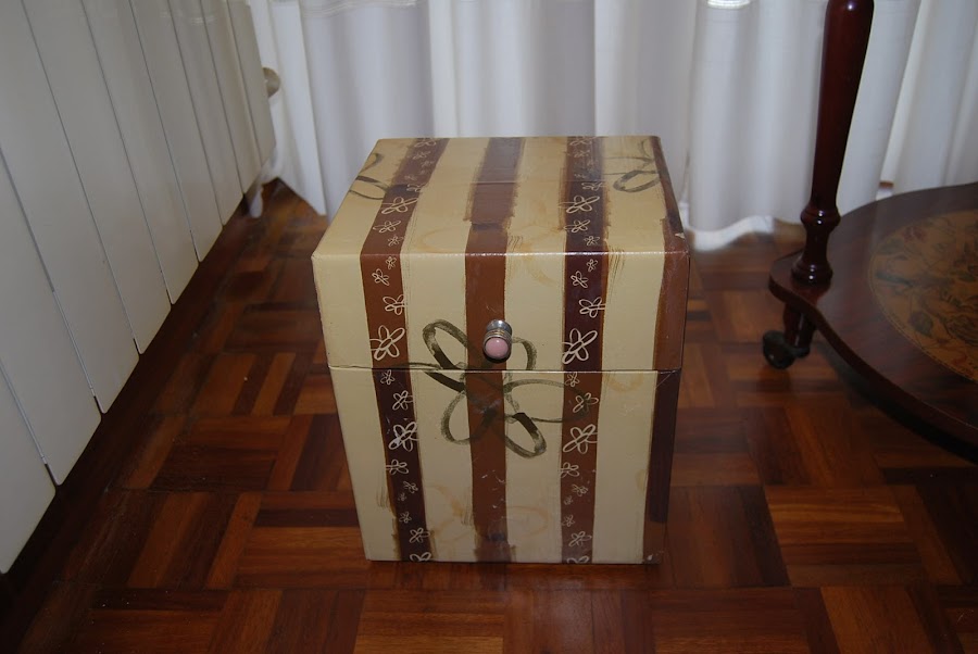 Como forrar una caja de vino de carton, como hacer una caja de regalo.