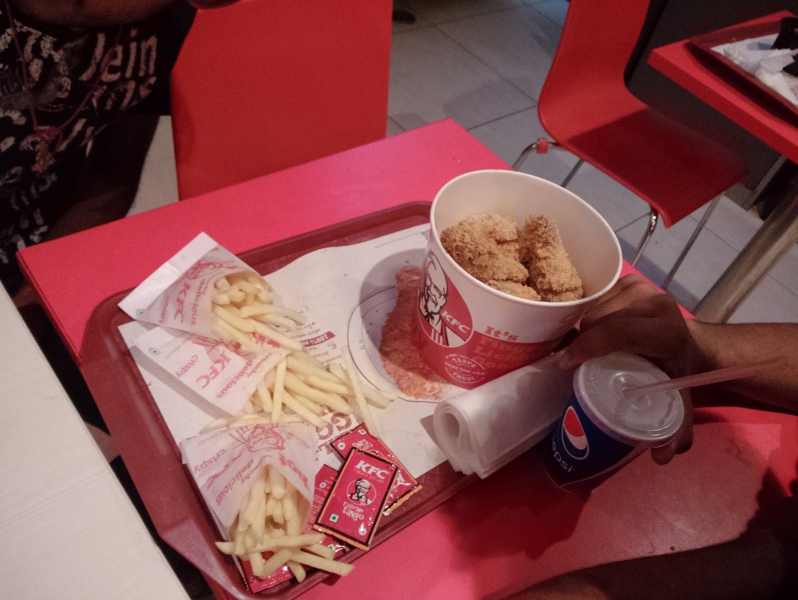 FIRST TIME KFC .•͡˘‿•͡˘.