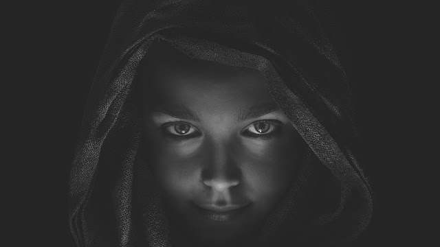 Imagen en blanco y negro de un joven con mirada penetrante.