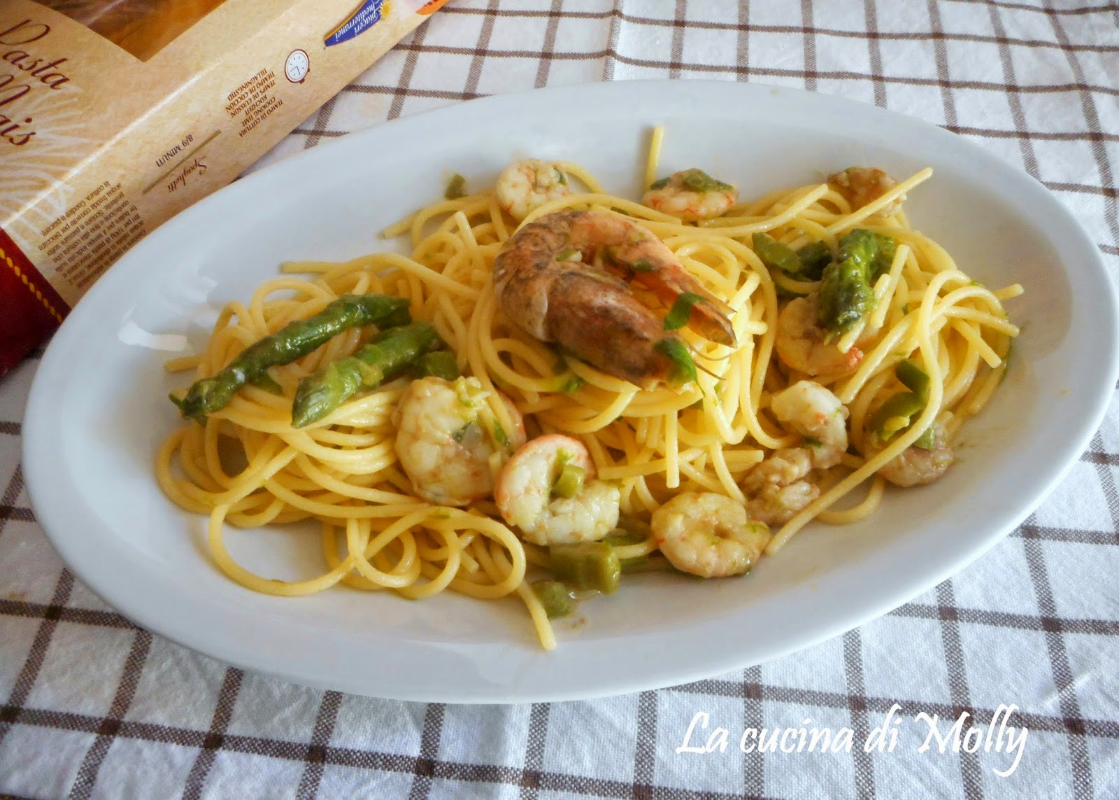 spaghetti di mais con gamberetti e asparagi