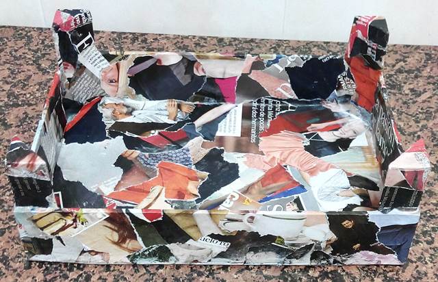 Imitación piedra con revistas rasgadas