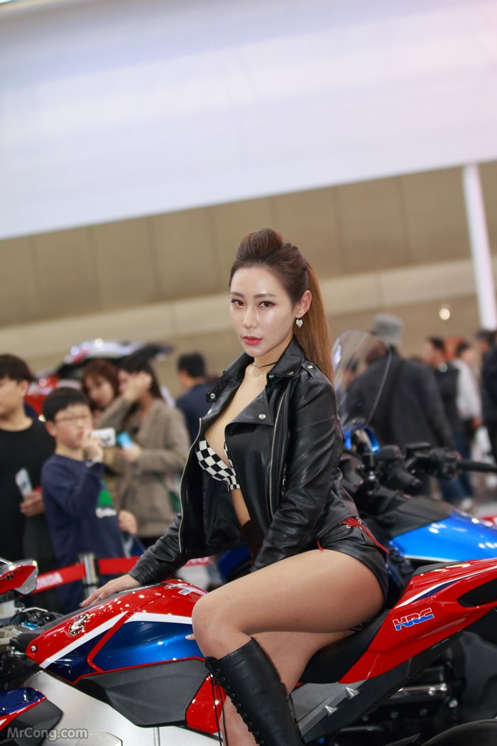 Kim Tae Hee&#39;s beauty at the Seoul Motor Show 2017 (230 photos) photo 7-5