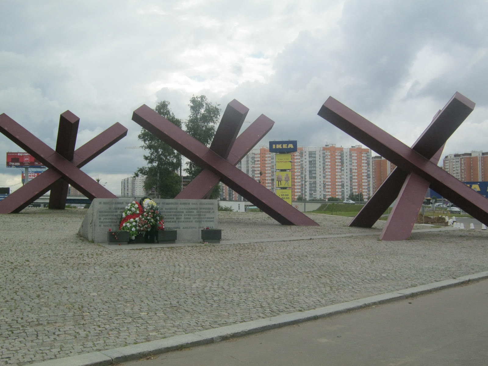 Противотанковые ежи в химках. Противотанковые ежи в химках. Противотанковые ежи памятник. Монумент защитникам москвы противотанковые ежи. Монумент защитникам москвы ежи.