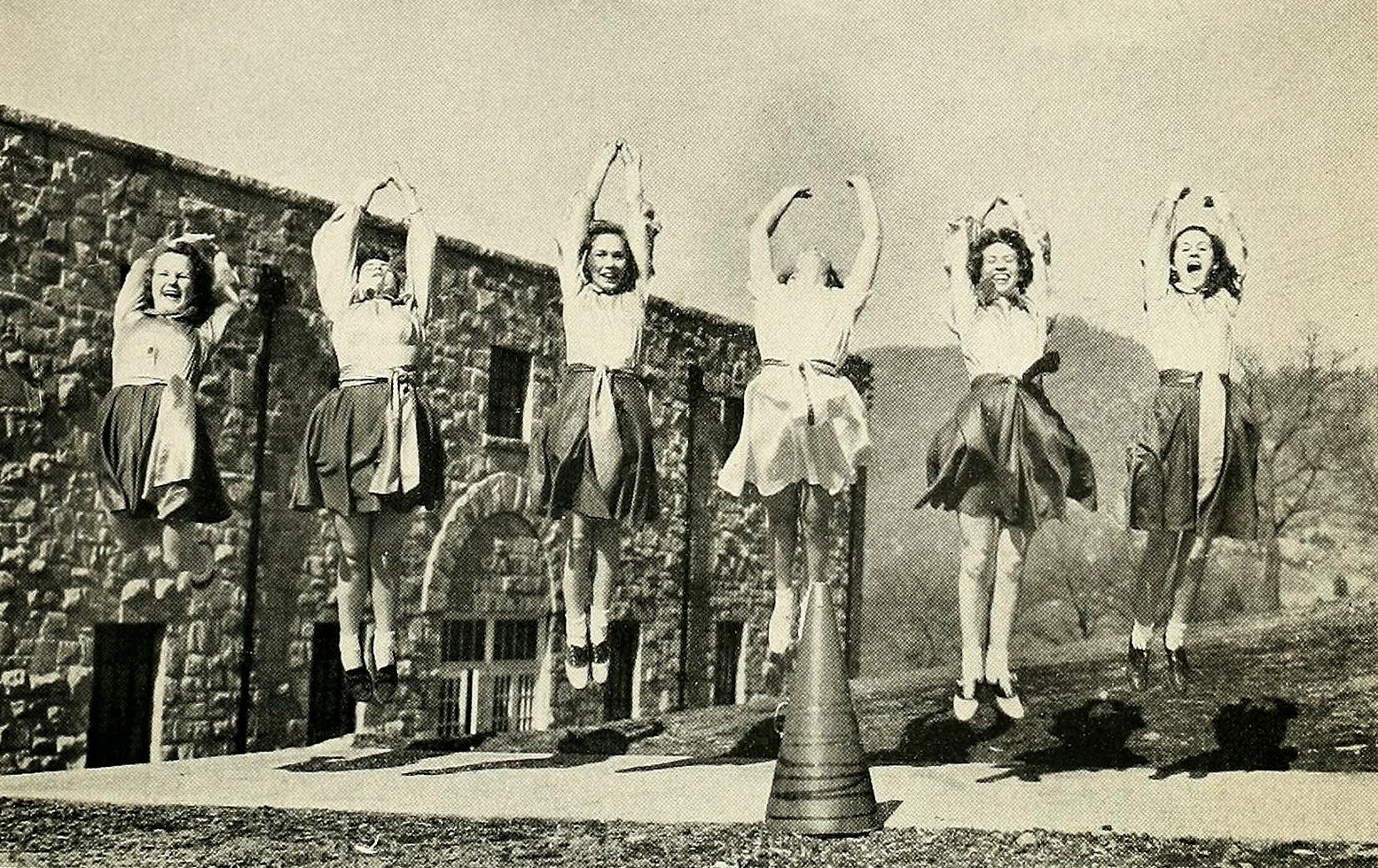 Cheerleaders in Action: Vintage Photos That Show the Style of the Old Days - 4