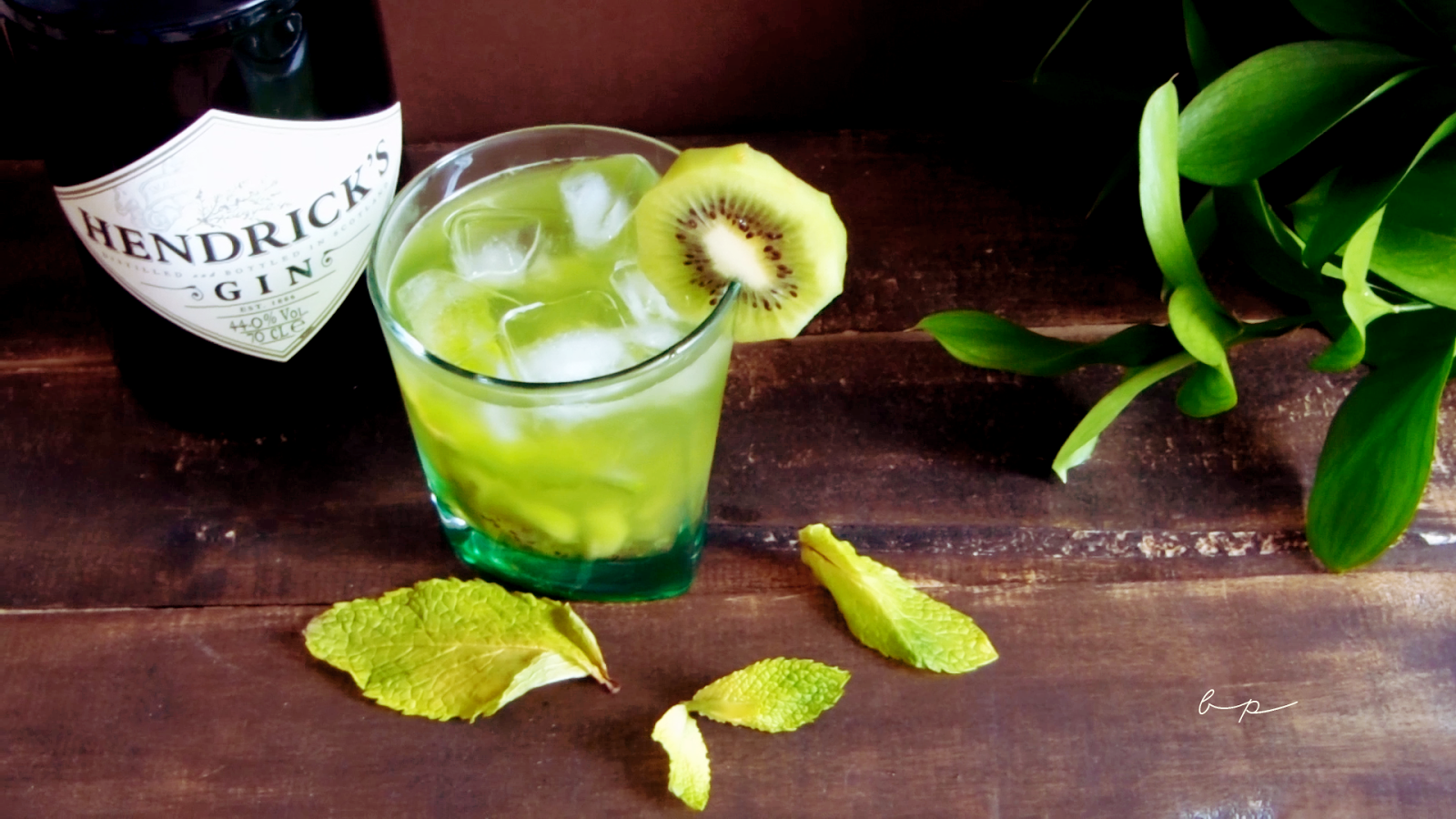 BLUE POTATO CÓCTEL DE GINEBRA Y KIWI ( GIN AND KIWI COCKTAIL )