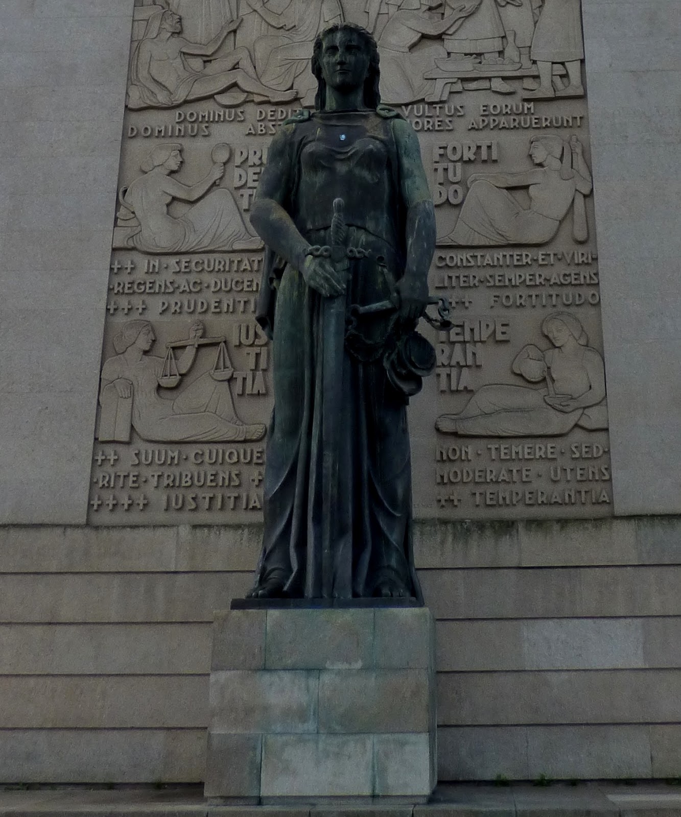 Viajar e descobrir Portugal Porto Tribunal da Relação do Porto Estátua "Themis, a Justiça