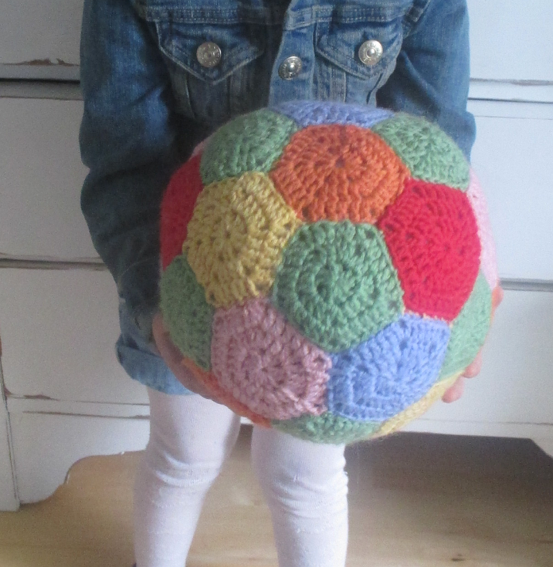 Punainen Lanka: Pienen neidin värikäs pallo