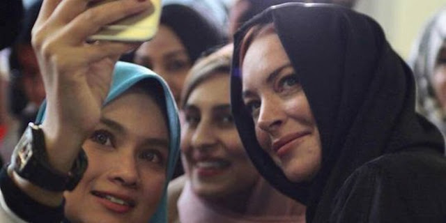 Datang ke Acara Fashion Week, Lindsay Lohan Cantik Pakai Hijab