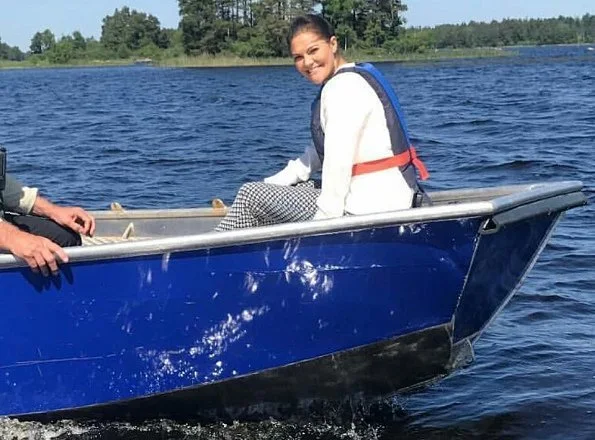 Crown Princess Victoria wore Stylein Baktun Trousers, silk blouse and carried HIPPI GRACE Bag at opening of Åsnens National park in Kronoberg, Åsnen Lake