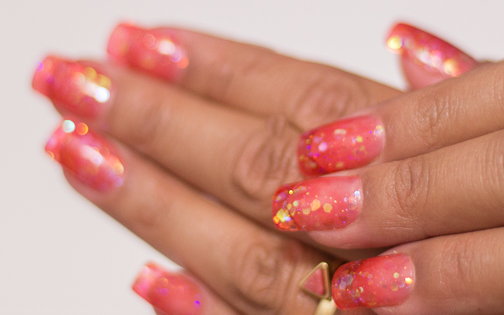 Alongamento de unhas com acrílico colorido na Classy Beauty Studio