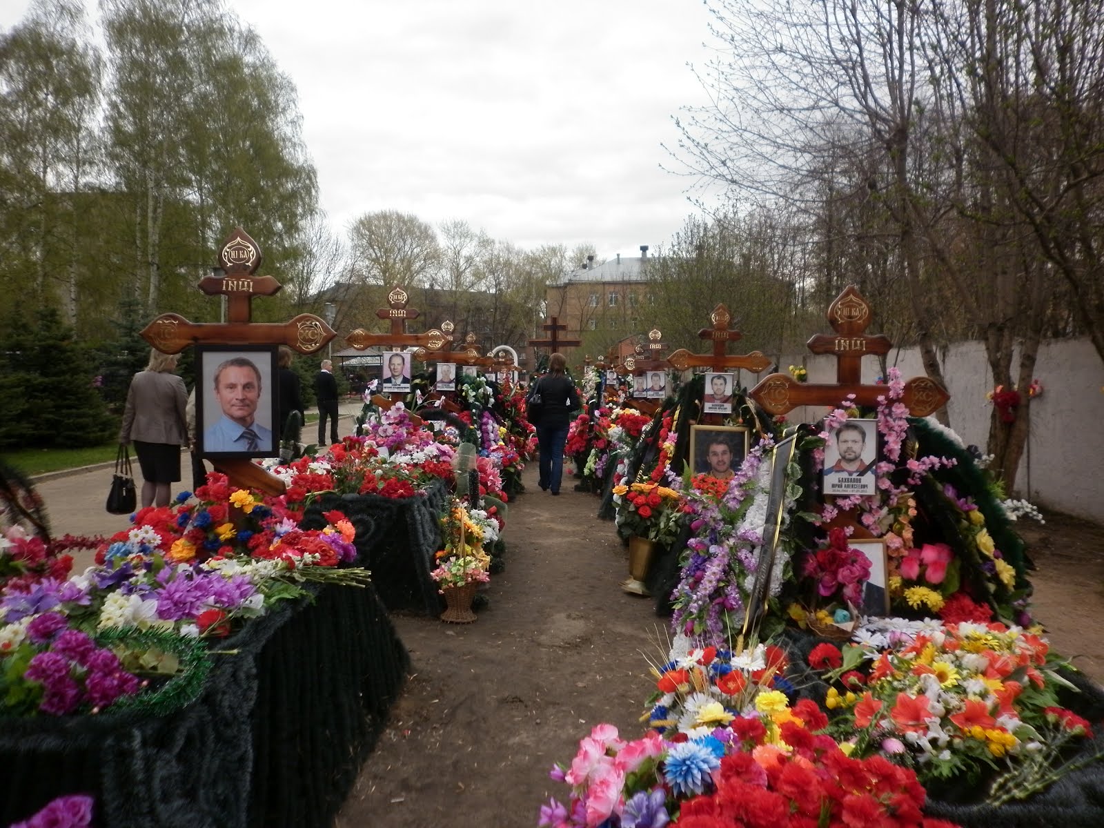 Похоронен в ярославле. Кладбище Локомотива в Ярославле. Леонтьевское кладбище Ярославль. Хк Локомотив Ярославль Леонтьевское кладбище. Могилы хк Локомотив в Ярославле.