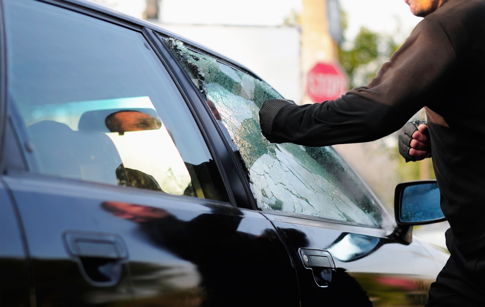 Autoscheiben bei Autounfall einschlagen? Das ist härter als