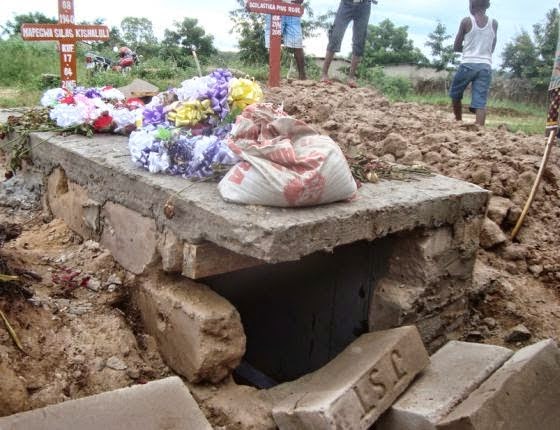 Majambazi Wavunja Kaburi....Wamvua Marehemu Nguo Na Viatu, Watimka Na Mabegi Aliyozikwa Nayo