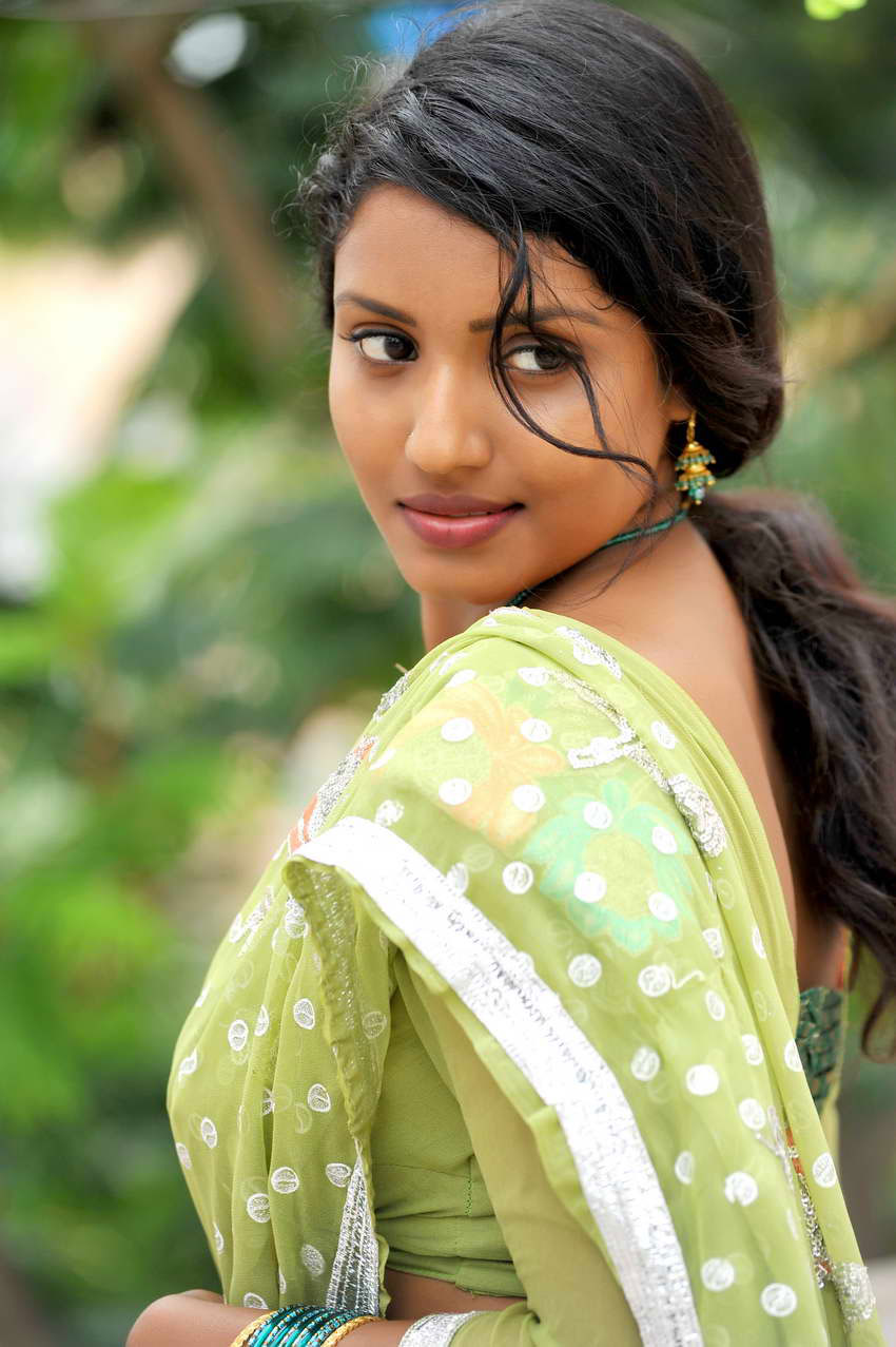 Roja Komaravolu Stills Telugu Mp3 Songs