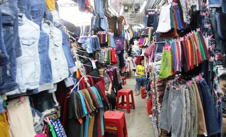 Mặt hàng quần áo đa dạng chủng loại được bán ở chợ Tân Bình