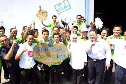  Ribuan Buruh Pabrik Panci Karangpilang Pilih Khofifah-Emil Dardak 