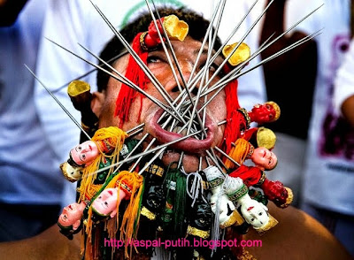 ritual ekstrim masyarakat phuket thailand