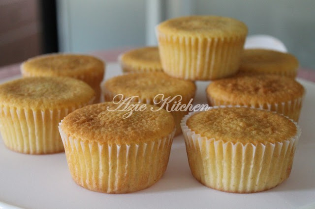 Seriously Super Delicious Vanilla Cupcakes