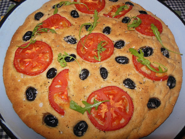 Апулска фокача с домати и маслини