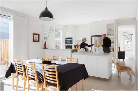 Fantastisch-küchendesign-mit-essbereich-weiße-Küchenschränke-esstisch-holz-mit-stühlen-Betonboden