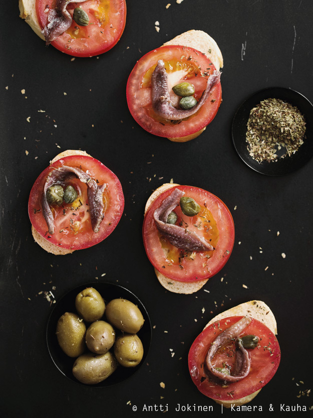 Sardelli, kapris ja tomaattisalaatti Tomato, Anchovy and Caper Salad