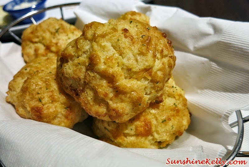 Cheddar Bay Biscuits,Red Lobster Malaysia, Intermark Kuala Lumpur, Food Review, Seafood Restaurant, American Seafood Restaurant, Biggest Seafood Chain Restaurant, fresh seafood restaurant, maine lobsters, boston lobsters, snow crab legs, snow crabs