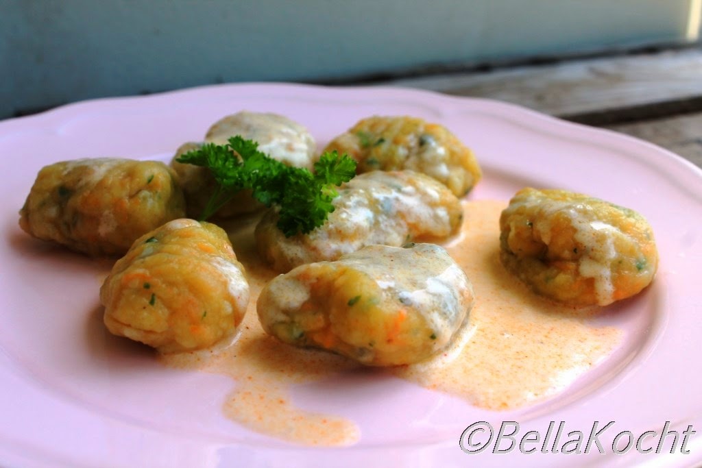 Möhren-Petersilien-Gnocchi mit Chili-Käse-Sauce | bellakocht