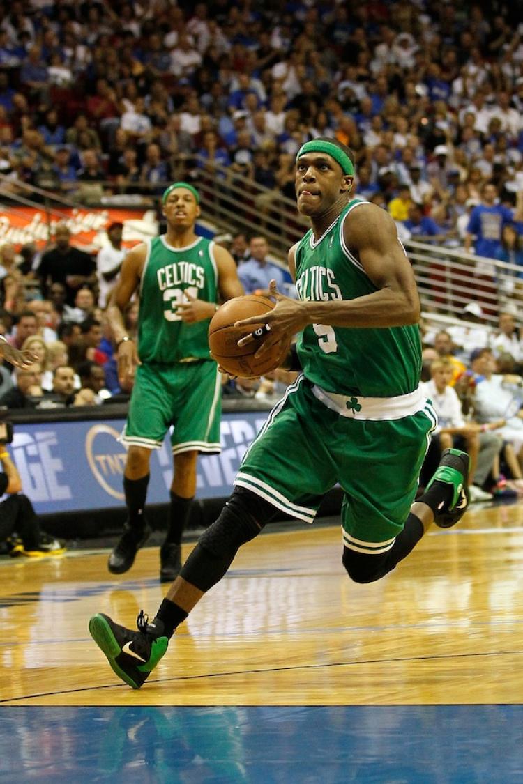 Rondo goes into the paint : r/NBAimages