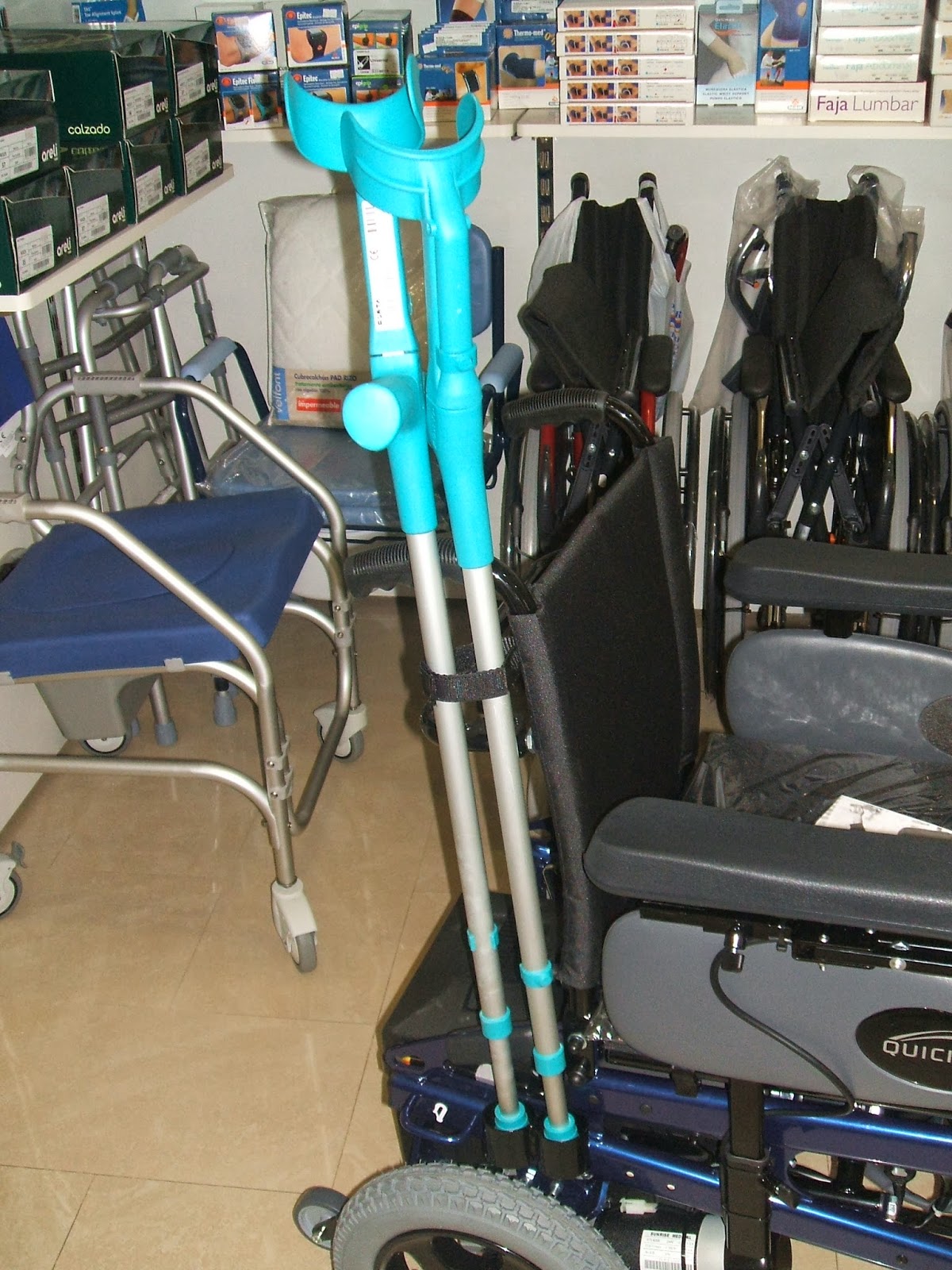 SOPORTE DE ACERO PARA BASTONES Y MULETAS PARA SILLA DE RUEDAS